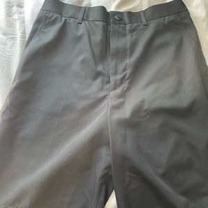 Men Walter Hagen Shorts. Size 32. Black/Gray.